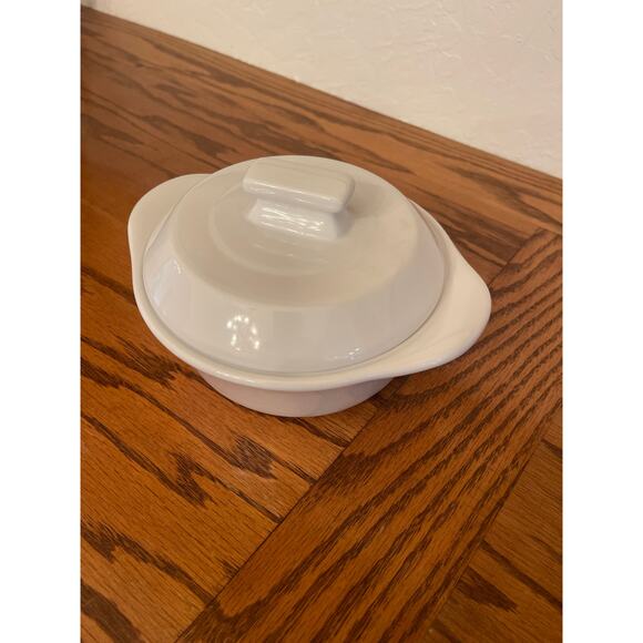 Pampered Chef Two tone stoneware 3 cup covered baker - Picture 1 of 4